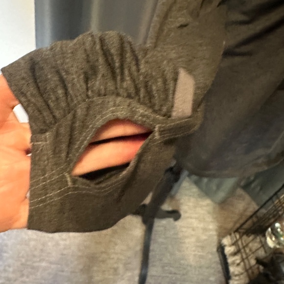 Workout top with thumb holes & built in mitts!  Med - Picture 7 of 7